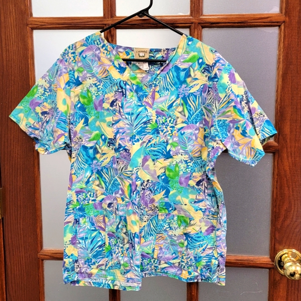 Cottonality Medical Scrubs Top, floral, Hawaiian, size Large.